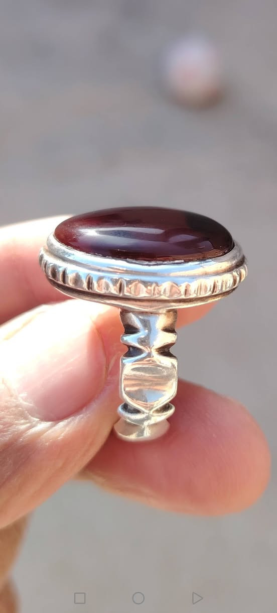 السلام عليكم
متاح محبس يماني كرزي قطعه في قمة الروعة والجمال أمام عيونكم صياقه ثقيله جدآ السعر 100 ألف مكان النجف ***********
