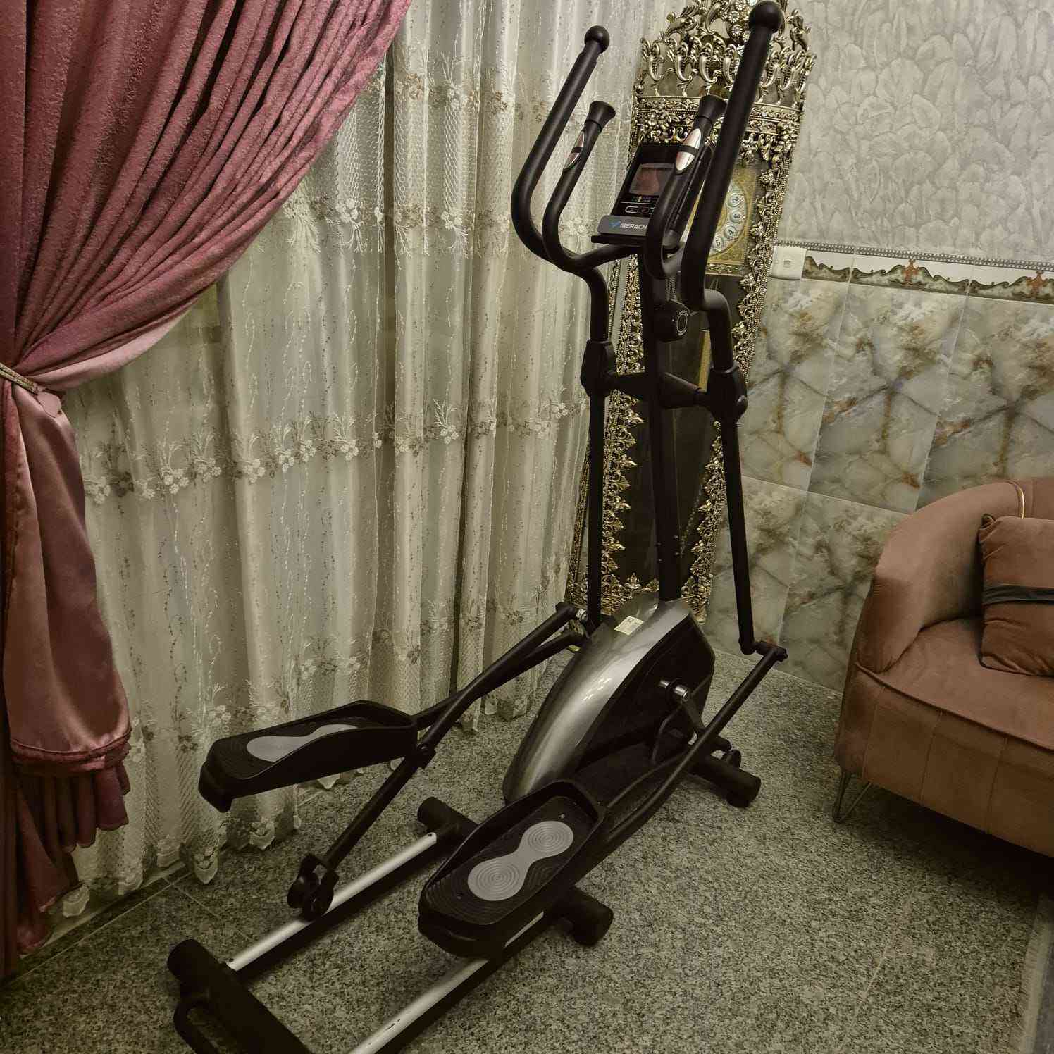 جهاز  Elliptical Cross Trainer او الأوربتراك و يعتبر من احسن الأجهزة اللي ممكن تساعدكم في رحلة إنقاص الوزن و دا لفوايده الكتيرة و اللي منها :
1️⃣ إنقاص الوزن وحرق السعرات الحرارية بشكل فعّال.
2️⃣ ترتيب الجسم وتوزيع الدهون.
3️⃣ شد الجسم وتقوية العضلات:
حيث انه يوفر تمرين متكامل لكل أجزاء الجسم وتحريك كل عضلات الجسم في الجزء العلوي والسفلي.
4️⃣ تنشيط القلب وتحسين الدورة الدموية.
5️⃣ شد الجسم والتخلص من الترهلات.
6️⃣ يوفر تدريب منخفض التأثير على المفاصل والأعصاب:
وذلك بسبب الحركة البيضاوية التي يوفرها الجهاز والتي لا تتطلب ثني الركبتين عند التمرين بالإضافة إلى عدم وجود اصطدام بين جسم المتدرب و الأرضية كما هو الحال على جهاز السير الكهربائي وغالباً ما ينصح الأطباء بجهاز الأوربتراك للأشخاص الذين يعانون من إصابة في المفاصل او العظام .
7️⃣ يوفر تمرين متكامل للجزء السفلي والعلوي من الجسم.
8️⃣ لعضلات البطن:
جهاز الأوربتراك يستهدف تحريك كافة عضلات الجسم بما فيها عضلات البطن العلوية والسفلية والوسطية. ويمكن زيادة فاعلية تمرين عضلات البطن عن طريق زيادة شدة المقاومة.
9️⃣ لعضلات المؤخرة:
يعمل جهاز الأوربتراك على تنحيف عضلات المؤخرة وشدها بشكل سريع كما يعمل على إبراز قوام هذه المنطقة حيث يعمل الجهاز على حرق الدهون الزائدة في الجسم وإعادة توزيع بعضها في مناطق الجسم المختلفة وشد العضلات وتقويتها وبشكل أساسي عضلات الورك (عضلة الألوية gluteus maximus) والتي تشكل الجزء الأكبر من عضلات الأرداف مما يعطيها القوام المطلوب
#gym #gymtime #gymgirl #gymlife #gymlifestyle #healthylifestyle #healthy #health #healthylife #healthyliving #صحي #رياضه #رياضي #صحة #diet كربلاء, العراق


**إذا كنت صاحب هذا الإعلان وتريد حذفه لأي سبب، رجاءا أرسل رسالة إلى الدعم الفني**