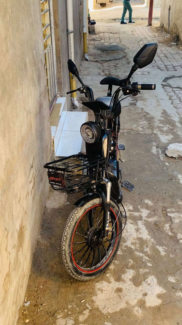 سلام عليكم دراجه شحن حجم (20)
المواصفات: الكهربائيات كلها شغاله  لايت عالي ناصي السرعة (88) حقيقي بس بلشاشه 90: كلشي شغال أربع بطاريات ستان خلفي فقط بيها حساس تثبيت السرعة أربع سرعات ملف الفين(2000)
ما بيها اي عطلات بصمات وسويج تشتغل 
انطيك وياها الشاحنه اصليه ..السعرر(500) بيها مجال  للشراي للتواصل على الدراجه هاذه الرقم (***********)#
