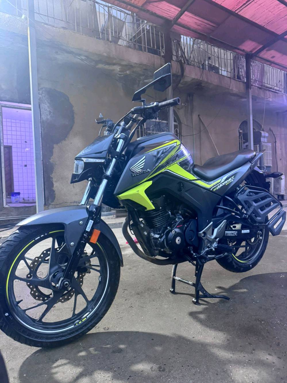 دراجة هورنت ياباني هوندا
بدون اوراق مكفولة سرقة وعشاير وكلشي جيب فيتر وياك وافحص برغي ممفتوح بيها 
مكاني بغداد  البياع حي الرسالة الثانية