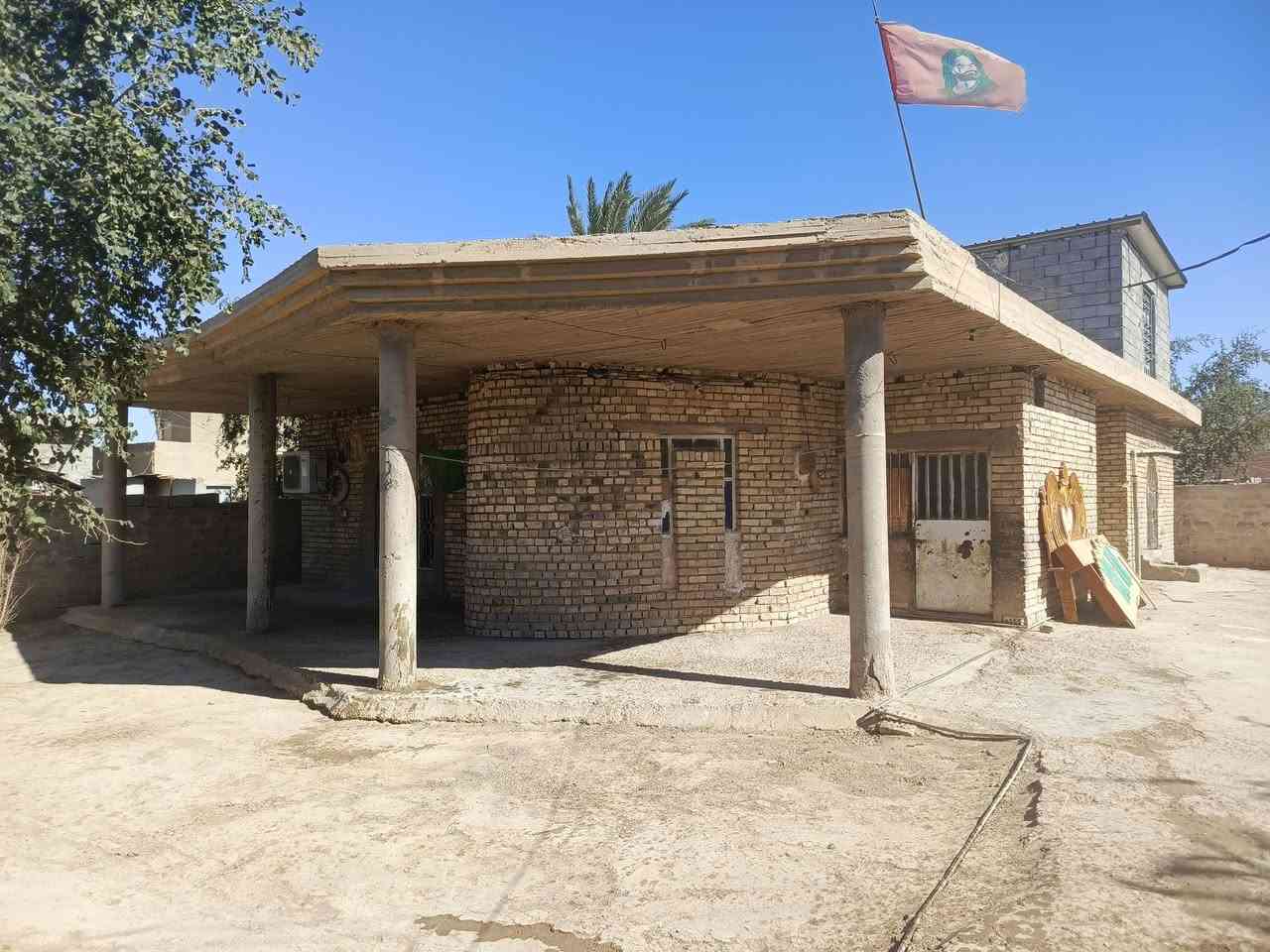 بيت لبيع مساحة القطعه الكليه 500 متره مساحت البيت 300 متر بي 4غرف نوم ستقبال مطبخ هول صحيات  موقع لبيت في ابو غريب قرب محطه جوهرت العدنان ستفسار ع الخط ***********
