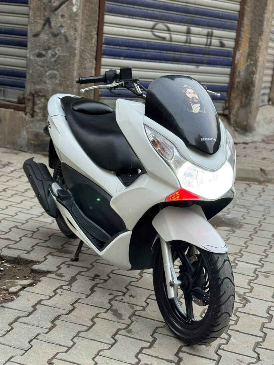 السلام عليكم للبيع دراجه pcxجيل الاول  دراجة مال رمبه الدراجه  ياباني  ( jf )كفرات ابلاديهه رمبه 
دراجه كامله أستان كهربائي حساس ازدحام  لا تبخير. ولاتنقيص الدراجه مكينه لوك شلعه معدل خير من احلا من الصور مال جناي المكان بغداد الصالحية قرب كراج العلاوي  دراجة مكفوله اي نقص مابيه السعر( مليون 550)
وبيه مجال الاتصل
***********
