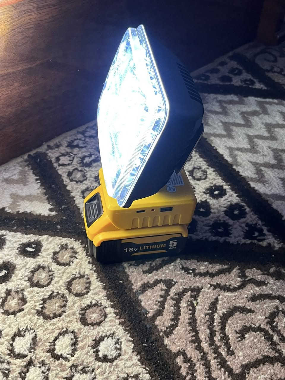 لايت بلاجكتؤر  ٤٥ وات  زؤر به قوه ت + وه ك پاوه ر بانك به كارديت  درچونى تايپسى و usb يش + ٢ باترى ديوالت  ٥ امپير + ١ شاحينه سه ريع به ٥٥ ده قه پرشه حن ابيت
٨٠ هه زار نرخى 
به س باتريه كان ١ دانه ى به ٤٠ هه زاره له بازار
*********** سليمانى
