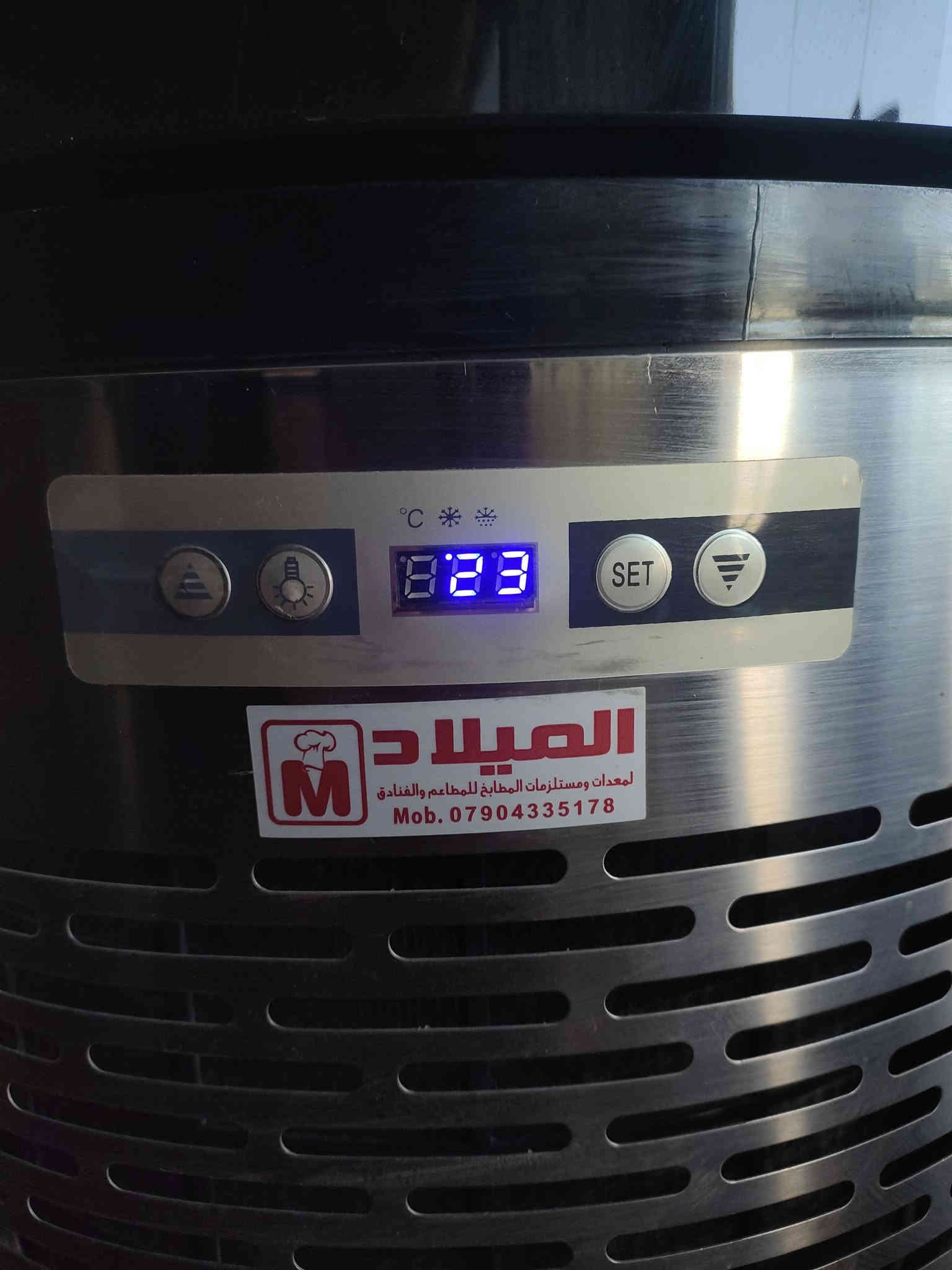 السلام عليكم ورحمة الله وبركاته 
عندي عارضة معجنات وعصائر من شركة الميلاد سعة 100لتر وباقي تفاصيلها مذكورة بالصورة الخامسة الي بيها مواصفات العارضة عارضة إيطالية وكلش مضبوطة من ناحية التبريد وحفظ الطعام وشكلها جميل مابيها اي عيب كاملة من كلشي سعرها 800 ألف 
للتواصل على هذا الرقم: ***********
