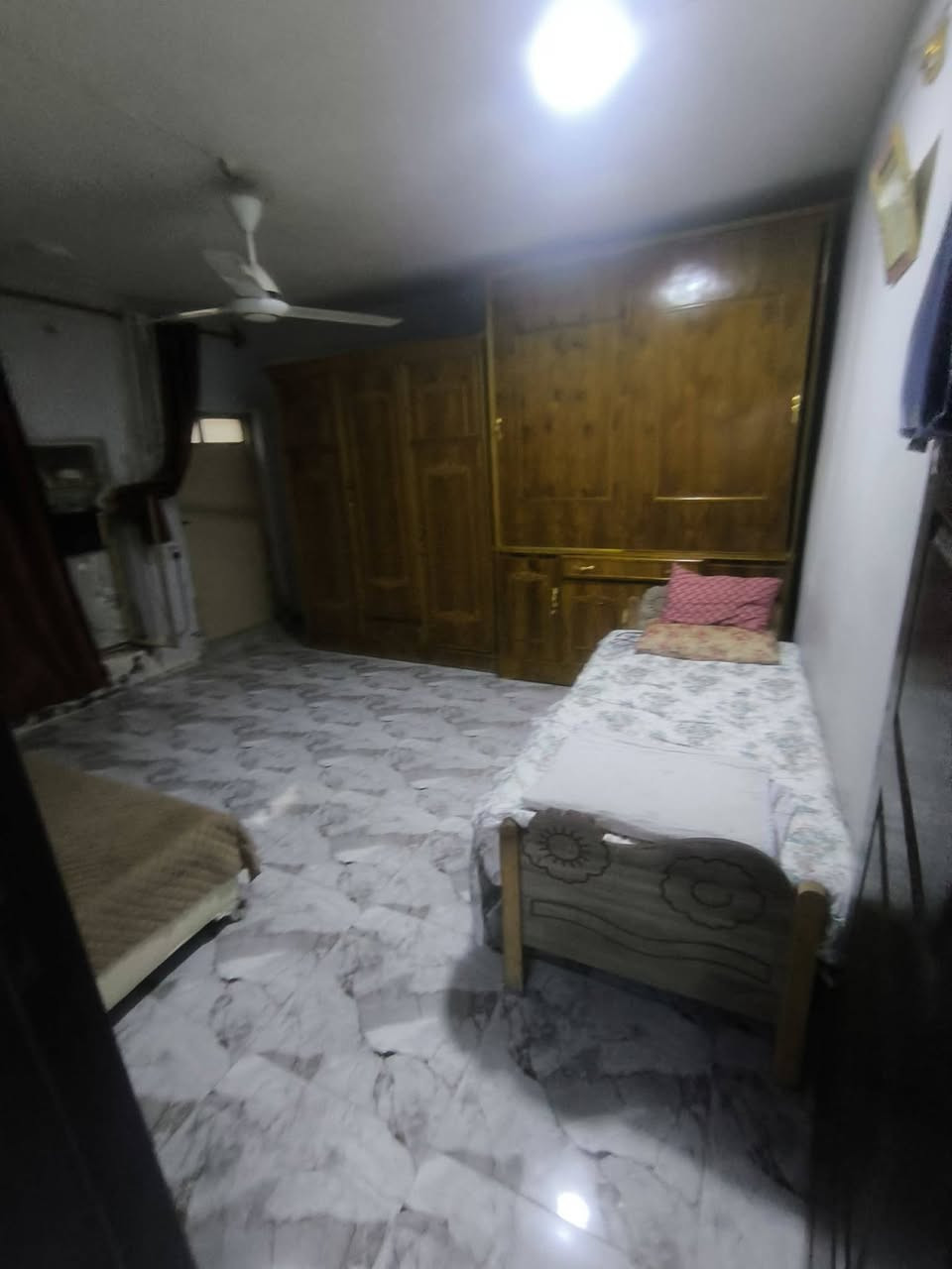 بيت للبيع بسعر جدا مناسب 

مساحه 200 متر كاطون الرازي قرب جامع سعد 
البيت متكون من طابقين الطابق الاول  غرفتين نوم وصاله واستقبال ومطبخ + كراج الطابق الثاني غرفتين نوم وصحيات 
البيت بناء قديم بس كله محدث الفوك مشتغله جديد والجوه كله مشتغله سيراميك وصبغ وسقوف ثانويه الطابق الفوك بناء حديث سيراميك وبوب حديد درجه اولى شبابيك حديث البيت خير وبركه طابو ملك صرف اريد ابيع مستعجل
تحويله ثاني يوم بيع فقط ما اراوس الخاص مفتوح وهذا رقمي ***********
