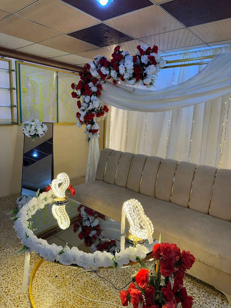 السلام عليكم يتوفر كوشة للمناسبات💐
 والخطوبات 💍
 والاعراس🤵👰
 هذا شكلها مثل ما موضح بالصور للحجز والاستفسار التواصل على الرقم *********** او مراسلة الصفحة
هذا حساب الكوشة:  @hinnawed 
على الانستكرام
