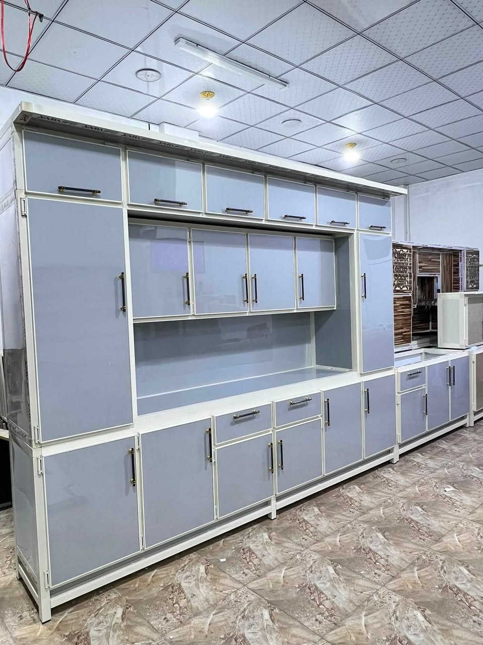 كاونتر حطاطه قياس ثلاث امتار 
ارتفاع 240 
عمق 50 
كاونتر كامل حشوه بي في سي بنل 
نوع المواد 70/ بالمية صيني 
مع سنك متر ونص مع مرمر مواد تركي سمك 1 سم 
الكونتر  طابقين. يعني مو قطعه وحده.  يرهم مراوس 
العنوان تأميم 8 شباط  داخل فرع راشي رشيد ع ايدك الايسره ثالث محل معمل محمد الكردي.  *********** 
واتس ***********
