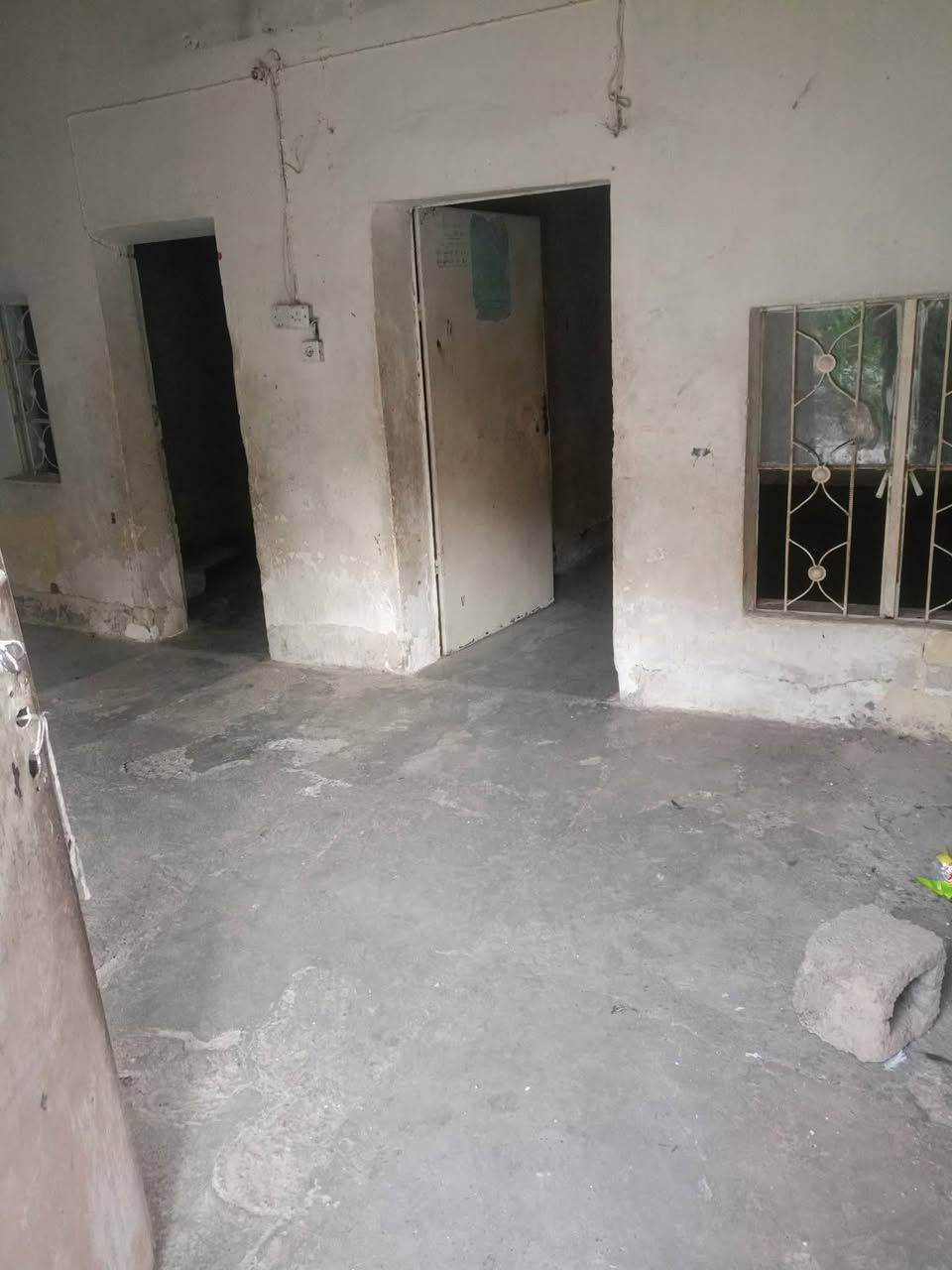 يالله بيت بل قرية القديمة مساحة 210 متر طابو شرط التحويل  للبيع
سعر 25 مليون شراي اتصل على الرقم ***********
مكون من (أربع غرف نوم ثلاث بل طابق الأول و واحدة الطابق الثاني+هول+ربعة+مطبخ+مغاسل تواليت+حمام+حديقة داخلية صغيرة) للبيع تواصل على الرقم *********** البيت مال تفليش
