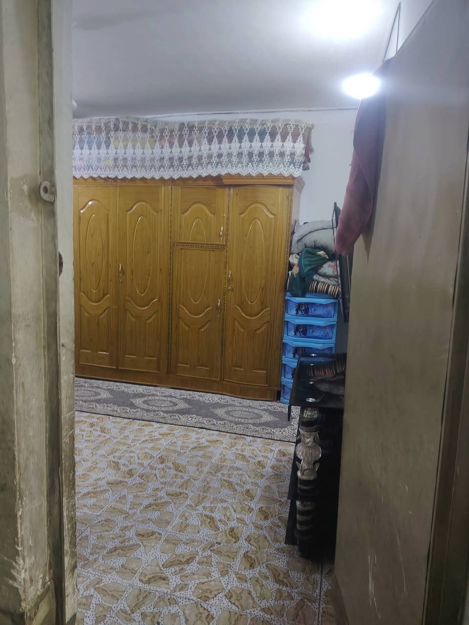 بيت للبيع مساحة ١٦٠ متر قاطين القاط الأرضي بي غرفةواستقبال وصالة ومطبخ ومنور والفوك غرفتين وصالة وصحيات خلف جامع الكتائب الاتصال على الرقم ***********

