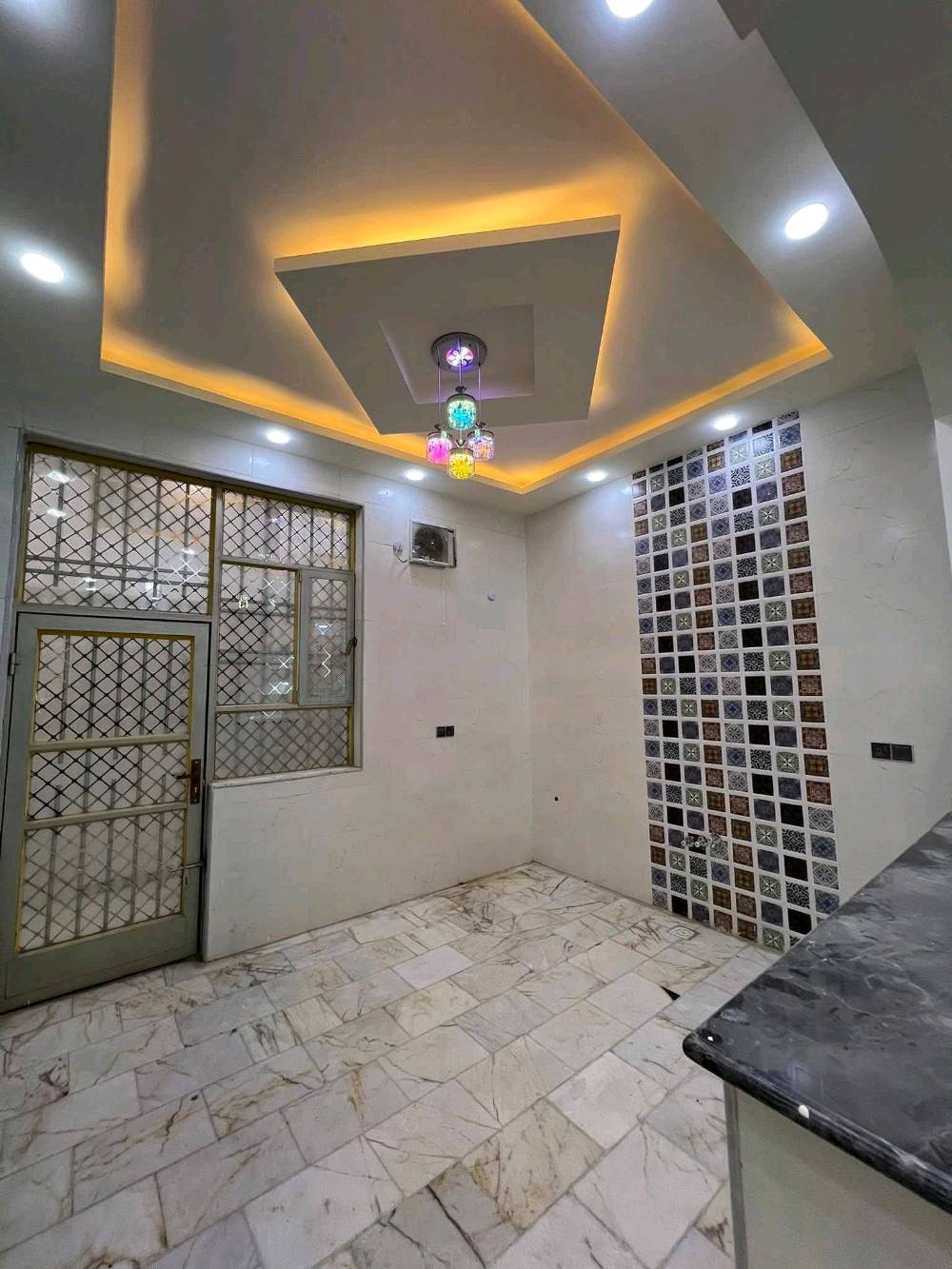 بيت 110 م طابقين طابوق بناء درجة اولى جديد غير مسكون استقبال وصالة  ومطبخ واربع غرف نوم وثلاث حمامات أرضية مرمر واجه حديثة حي الفتح بالقرب من حي سومر سايدين الچاير 