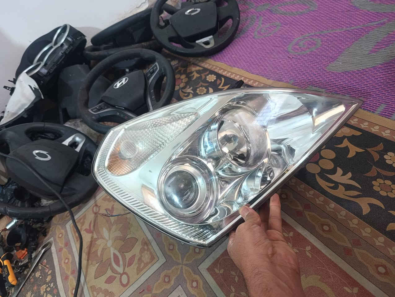 السلام عليكم مازدات واحد اشاره حمره وثاني أبيض السعر زوجهم 50 الف الواحد 25 الف  بغداد الرصافه اكو توصيل للمحافظات الاتصال ***********
