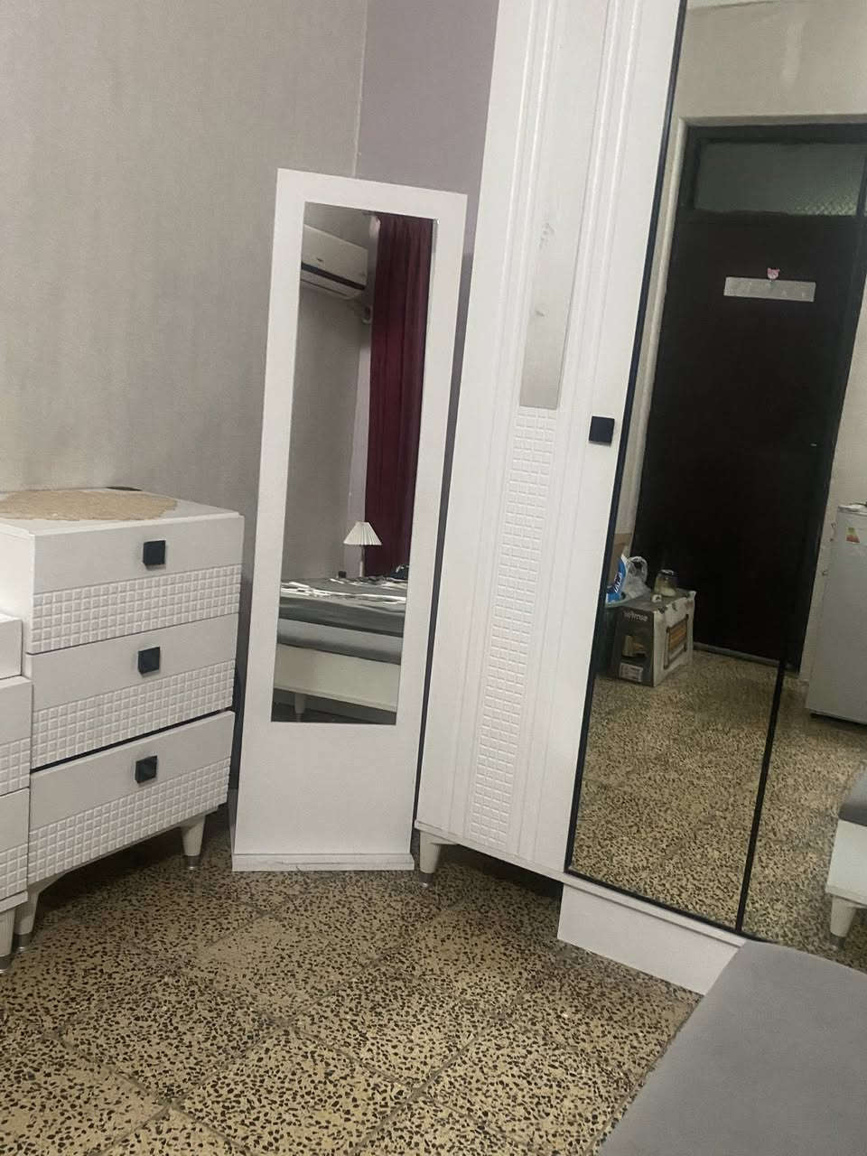 مرحبا من رخصتكم 
هذه غرفه للبيع تركي درجه اولى تحتوي ع 8 قطع كنتور سرير  ميزين صغيرات 
وميز تواليت مع ميز مجرات 
ومرابا كبيره وقنفه مع الدوشك 1250 بدون دوشك مليون الي يحب يدهل خاص 
علما مستخدمه كم شهر جديده وتظيفه


**إذا كنت صاحب هذا الإعلان وتريد حذفه لأي سبب، رجاءا أرسل رسالة إلى الدعم الفني**