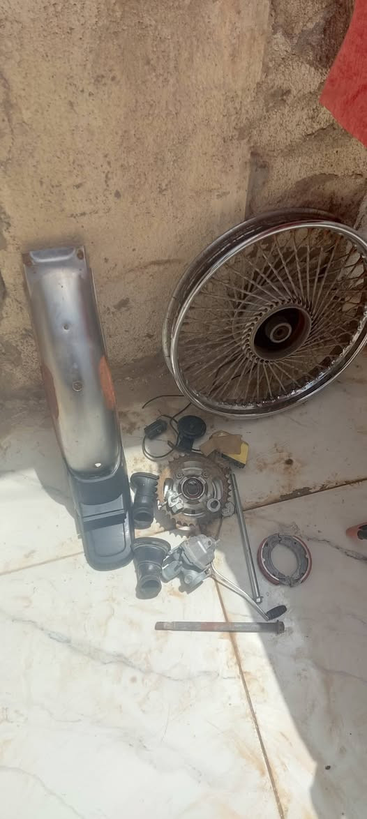 [ سلام عليكم 
صينية زنجيل ب5 نضيفه كلشي مابيها 
كشن HONDA ب7 
جاملغ خلفي ويا بك لايت ب6 البك لايت عوزه كلوب فقط 
سوبايه نامة سوده ألاصليه من علي سعد ب10 فقط تلحمله بوش وتكعد
صفاحيات 4 كلهن ب5

سوبايه سولنك البلادي فقط تلحم بوش وتكعد ب10
سوبايه تايكر طاكه من الصفحة 
ب4
ويل خلفي تايكر بي ملاس ب8
جاملغ خلفي ويا الذيل ب5
كوبلن خلفي هو والبوربلن ب5
كابريتر انتنس فحم ب4 
جوين كبير وصغير ثنينهن ب1

بنزات اربعه كير ب1 عوزهن سبرنك
هورن ب1 
لايت خارجي ب1 فحم مافاحصه 
تكسي ديجي ب2 فحم مافاحصه تجي وتشوفه


**إذا كنت صاحب هذا الإعلان وتريد حذفه لأي سبب، رجاءا أرسل رسالة إلى الدعم الفني**