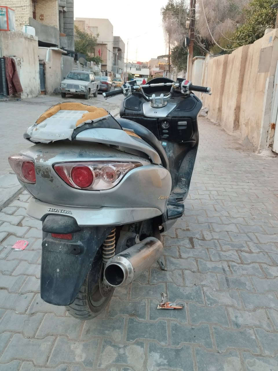 سلام عليكم دراجه للبيع الدراجه متروكه
الدراجه كامله مابيه اي نقص فقط الباتري كاعد 
السعر 700 وبيه مجال للطيبين 
للاستفسار *********** بي واتساب
