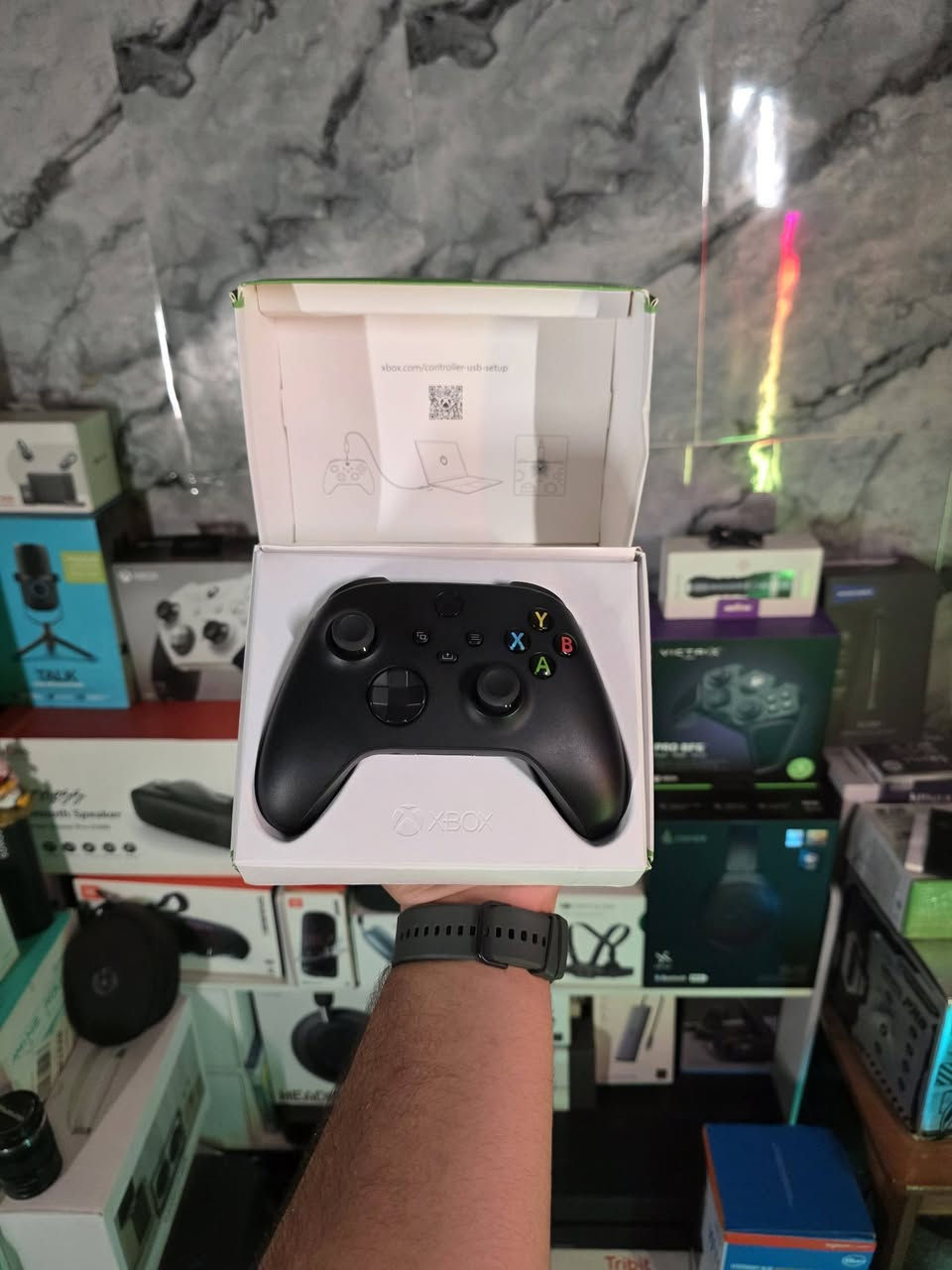 🎮 Xbox Wireless Controller 🖤💚

وحدة تحكم أصلية من Xbox صُممت لتقدم دقة استجابة عالية، راحة مثالية، وتجربة لعب احترافية تليق بعشاق الجيمينگ الحقيقي. 🔥✨

⚡ تصميم Ergonomic مريح لجلسات اللعب الطويلة
🎯 أزرار محسنة + Hybrid D-Pad لتحكم أسرع ودقة أعلى
📡 دعم Wireless + USB-C لاتصال ثابت واستجابة فورية
🎮 متوافق مع Xbox Series X|S / Xbox One / PC / Mobile
🔋 كفاءة طاقة ممتازة تمنح ساعات لعب طويلة
✨ جودة تصنيع Premium Original بخامات قوية وعمر استخدام طويل

🆕 القطعة مستعملة بحالة ممتازة — نظافة 100% مثل موضح بالصور 💎

💎 Xbox Controller
مو مجرد كنترولر… قطعة أصلية تمنحك إحساس اللعب الحقيقي بمستوى النخبة. 🖤🔥

✨ الأسعار تجدونها داخل القناة 
📲 رابط التليكرام مثبت بالصفحة | أو عبر الخاص مباشرة…📩


**إذا كنت صاحب هذا الإعلان وتريد حذفه لأي سبب، رجاءا أرسل رسالة إلى الدعم الفني**