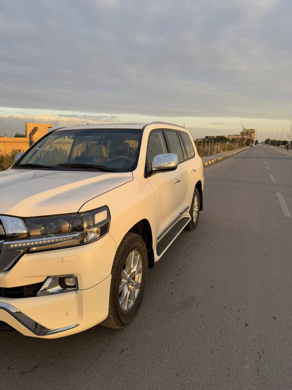 لاندكروز GXR 2016 
كفاله عامه من الصبغ والتبديل جديدة رقم بغداد وفحص وسنويه كله جديد

المواصفات
سلايد
كراسي السايق  وكهرباء 
جلد الكراسي 
محرك 6 سلندر. 4000
شاشة
بصمه
انارة ترحيب
LAND CRUISER دوسات ليزرية كتابة
ثلاجة
حساس امامي+خلفي
بجم زنون
مري قلاب
وباقي المواصفات المعروفه
ماشيه 190 الف كيلو
صدر امامي خلفي كير محرك كهربائيات تخم تاير كلة بشرط السعر 443 وبيها مجال 
استفسار ***********
