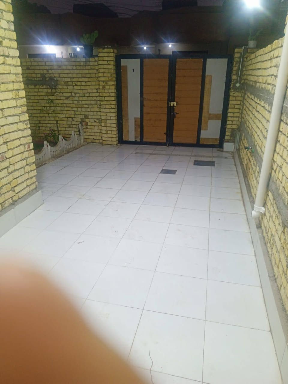 السلام عليكم بيت للبيع كوت حي الحكيم مساحه 200 نزلت علي الامير يبعد عن الشارع 150 متر***********
