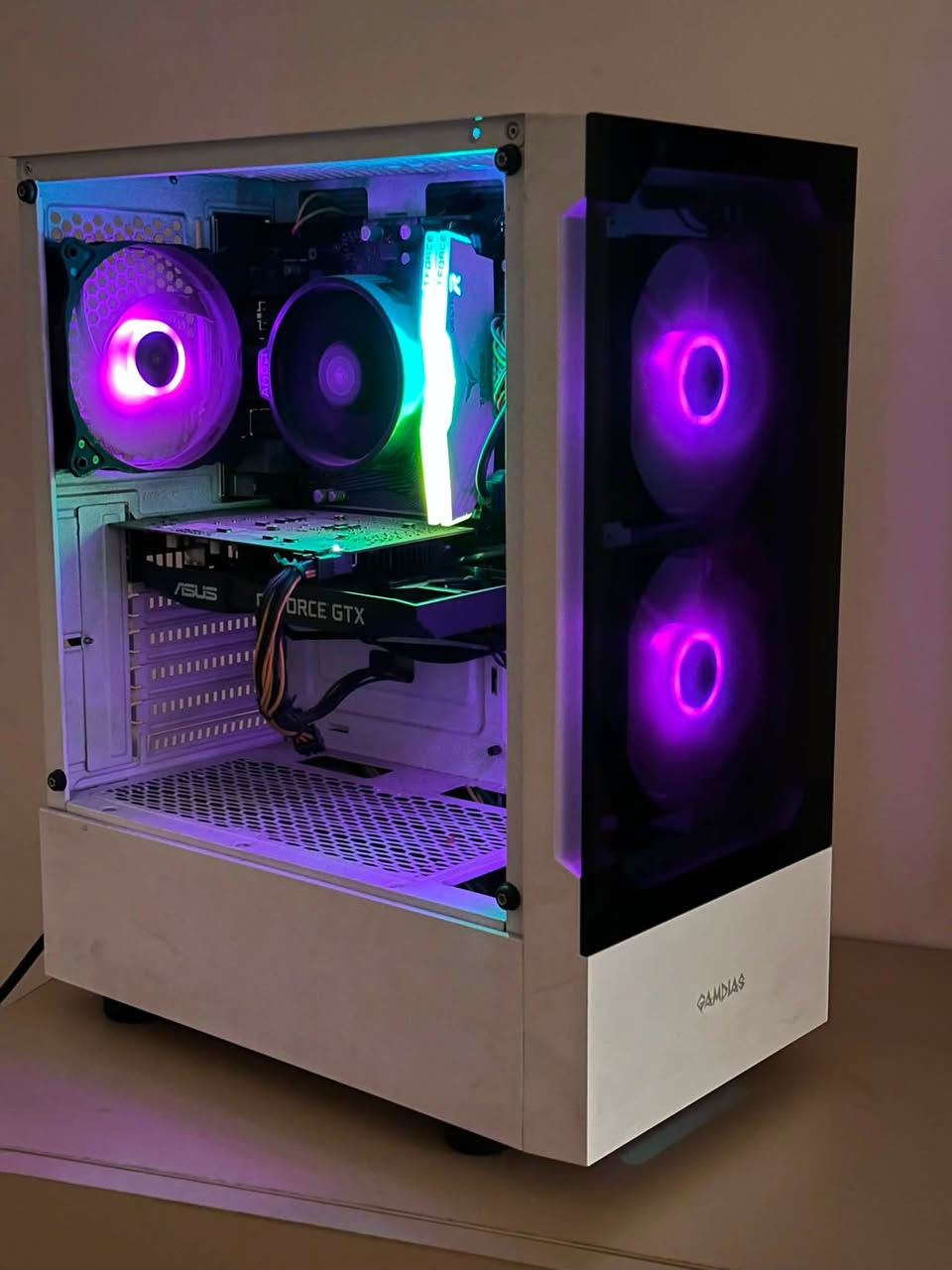السلام عليكم تجمعية مرتبه بسعر جداً مناسب قيمه مقابل اداء
GPU ASUS 1660 Ti 6GB 2FAN 
يجي اقوى من SUPER وقريب ع 3050 
CPU RUZRN 5 3600 6 CORES 12 THEARDS 
RAM T.FORCE 8X2 16GB 3600HZ RGB WHITE COLOR 
MOTHERBOARD ASROCK B550M II 
مو 450 جيل الاحدث 
STORAGE SSD 256 Gb 
HHD 1000GB 
CAES GAMDIAS 3 FAN ARGB WHITE 
متغير لاكثر من عشر انماط 

شباب التجمعية حلوه وبرانداته وموصفاته كلش مرتبه وقابله للتطوير 
جامه الكيس موجوده ✅

سعره 525 الف فقط ✅ 
مكاني بغداد الدوره ✅
يوجد توصيل لكافة الموصفات ✅


**إذا كنت صاحب هذا الإعلان وتريد حذفه لأي سبب، رجاءا أرسل رسالة إلى الدعم الفني**