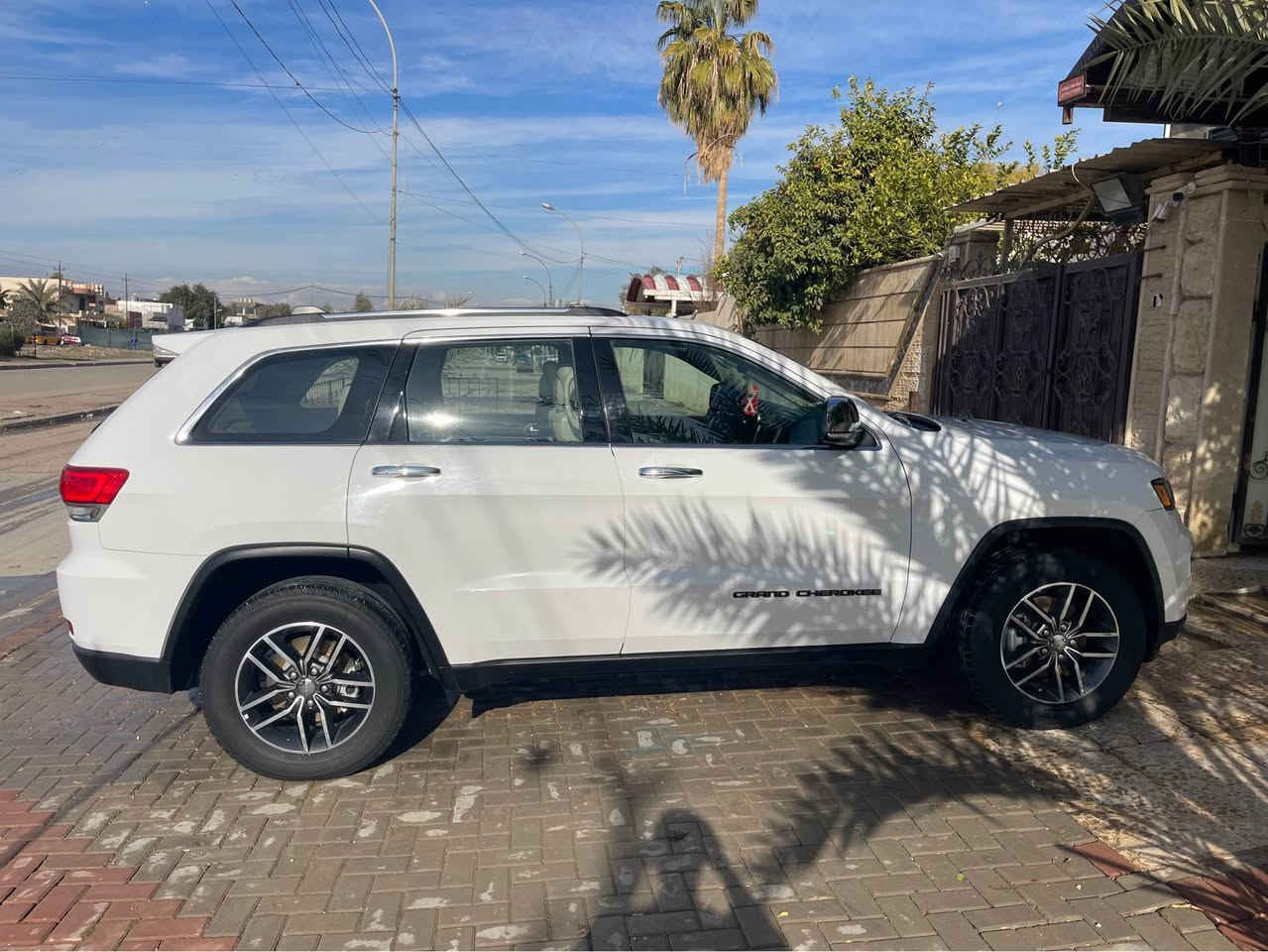 السلام عليكم
جيب جراند شيروكي فئة لمتد موديل ٢٠١٧ 
رقم شمالي 
تحويل مباشر السياره كلين تايتل مكفوله كفاله عامه   

سقف بنوراما داخل جلد بيجي 

كشنات الامامي تدفئة تبريد كشن خزن  
كشنات خلفي تدفئه 
 الستيرن تدفئه
باب خلفي شفط  
الكير محرك مكفول ممفتوح 
ماشيه ٧٦ 
السعر ٢٦٥ 
الاستفسار *********** كركوك, العراق
