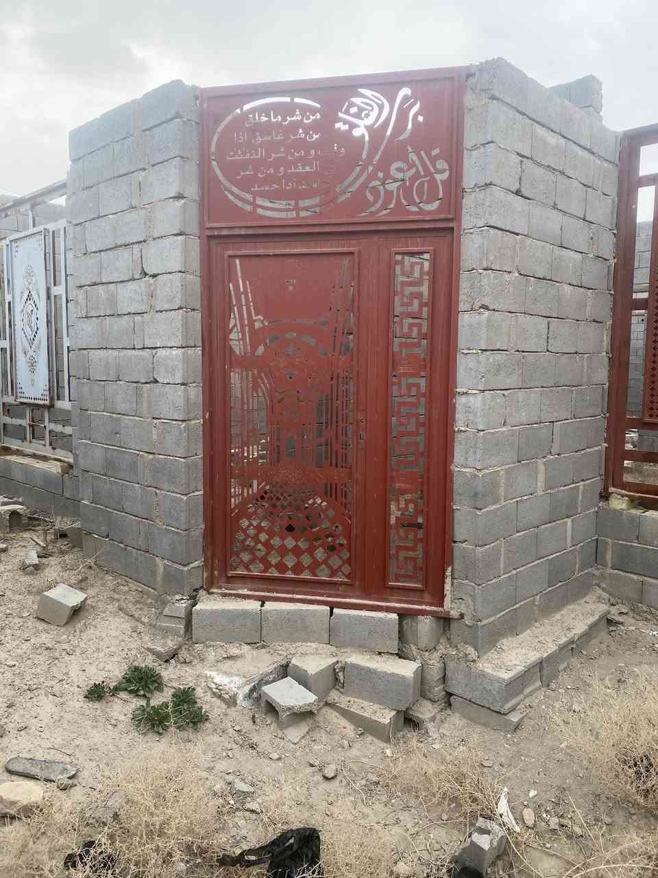 بيت البيع   قضاء الفلوجة  قرية المختار. قرب.    شارع عشرين هيكل.   غرفتين     ً صاله وربعة. 
وهول ومطبخ  صحيات  مع سياج
 بيت مسحاحتة 250. 
***********
