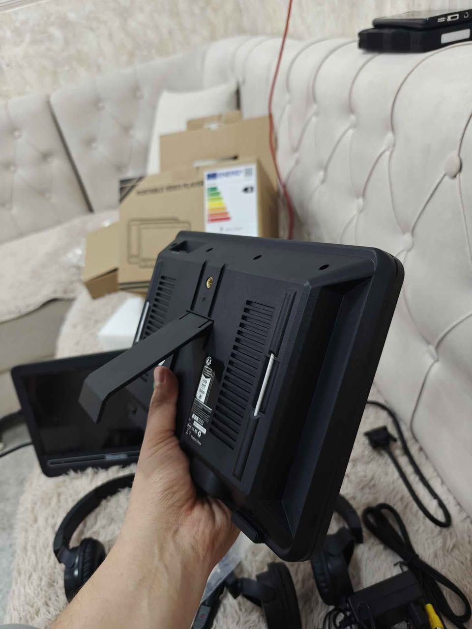 شاشە شەحن و کارەبایی و بە شوێن چەرخیش ئیش ئەکات بۆ سەیارە بۆ پشت کەلەی سایەق زۆر تایبەتە  و شازە + دوو هێدسێتی خۆی  لەگەڵە    شاشەکان ڕەپتی یەکترن  و شەحنە +کۆنتڕۆڵە+شوێن میمۆری +فلاش+ئۆکس + بۆ دەرەوەش بەکار دێت   لەناو پاکەتە و لەزگەی شاشەی پێوەیە بەکار نەهاتووە
نرخی 80 هەزار
*********** السليمانية, العراق
