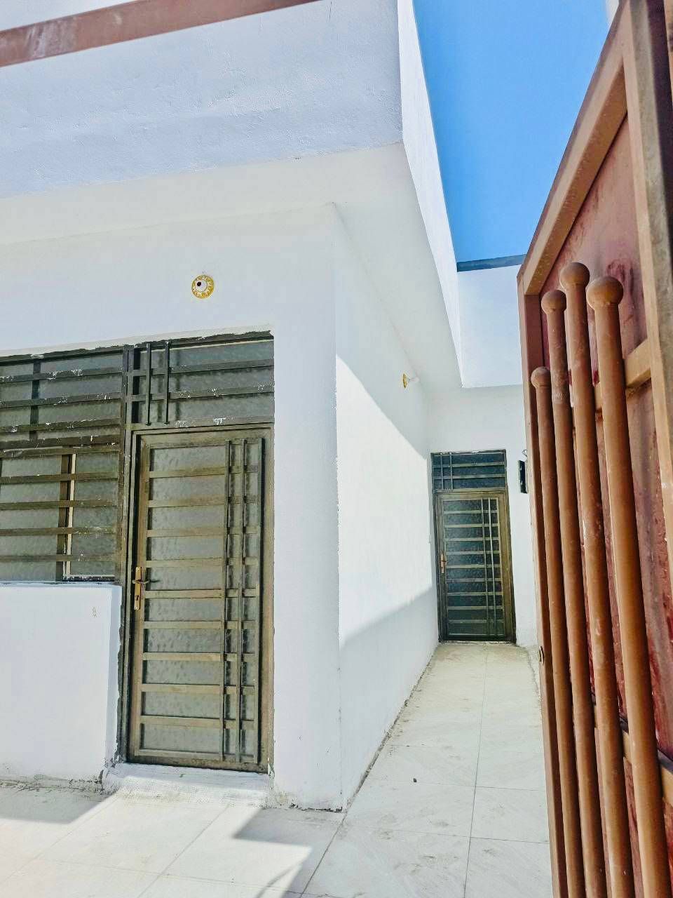 السلام عليكم
دار 100متر للبيع 
الاساس صب بناء طابوك جمهوري سقف صب 
يحتوي على غرفه وصاله ومطبخ واستقبال وحمام داخلي وحمام خارجي
العنوان النجف الاشرف -شارع المعمل -الفرع المقابل اسواق حسين الرماحي 
السعر (38)مليون وبي مجال
للاستفسار ***********
***********
