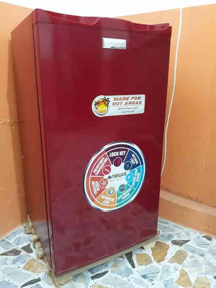 السلام عليكم 
ثلاجه حجم صغير نظيفه كلش  بيهه فقط فطرناعم جوه مابي كل تأثير عليها موضح بصوره  سعر ٩٥ وبيها مجال  لتواصل ع الرقم او واتساب
***********
