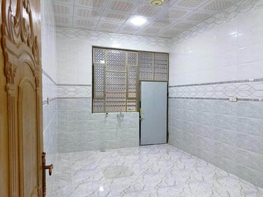 بيت للبيع 
مع الاثاث طابو صرف زراعي مساحه 200 متر شارع عشره متر
غرفتين وصاله ومطبخ وديوان وكراج 
العنوان ابو الخصيب كوت ثويني سعر 135 وبيه مجال قليل
*********** البصرة, العراق
