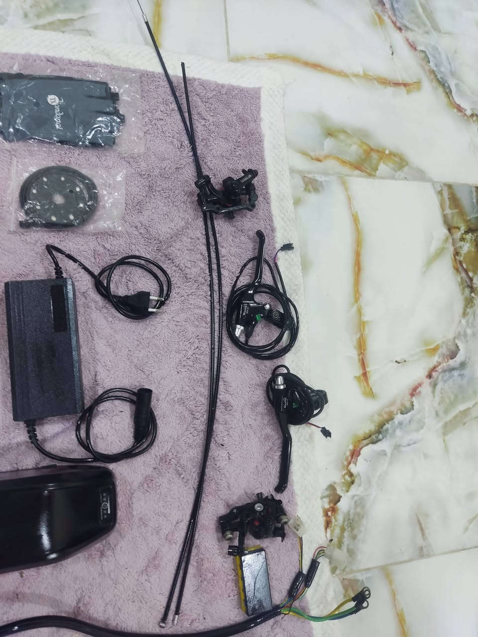 ملف بهل شكل مال بايسكل 3000w 72v ويش تغل على جميع الفولتيات مستعمل مفحوص شغال تريده ويه البطاريه تريده بدون بطاريه مال بايسكل تاير عريض مامتواجد عل فيس بكثره السعر عل خاص او ***********
