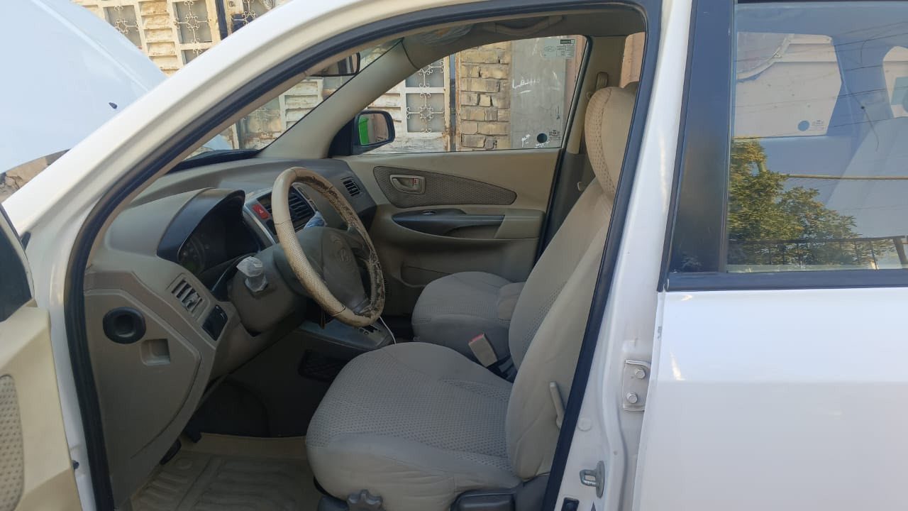 السلام عليكم  

🚗 هونداي توسان  
📅 موديل: 2010  

المواصفات:  
- شاشة  
- كاميرا  
- محرك 2000 (دوش)  
- ماشية: 165 ألف كم  
- رقم بغداد الجديد  

الملاحظات:  
- بيها صبغ نص بنيد  
- جام لغ أيسر  
- السونار مرفق بالاعلان  

السعر اكتب تم يوصلك خاص📩

📞 للاستفسار والاتصال:  
***********
