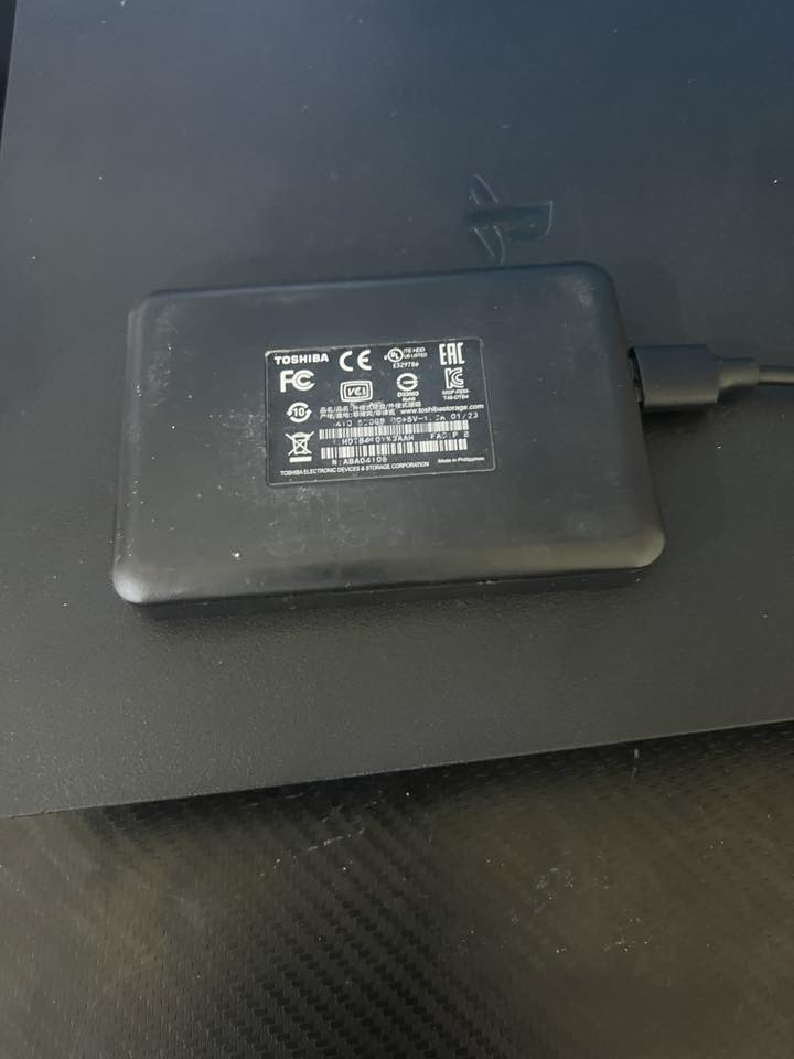 Ps4 
نضيف 90‎%‎ 
مع هارد 1 تيرا 
مع جوستك واحد فقط 
*********** 
للشراء واتساب
