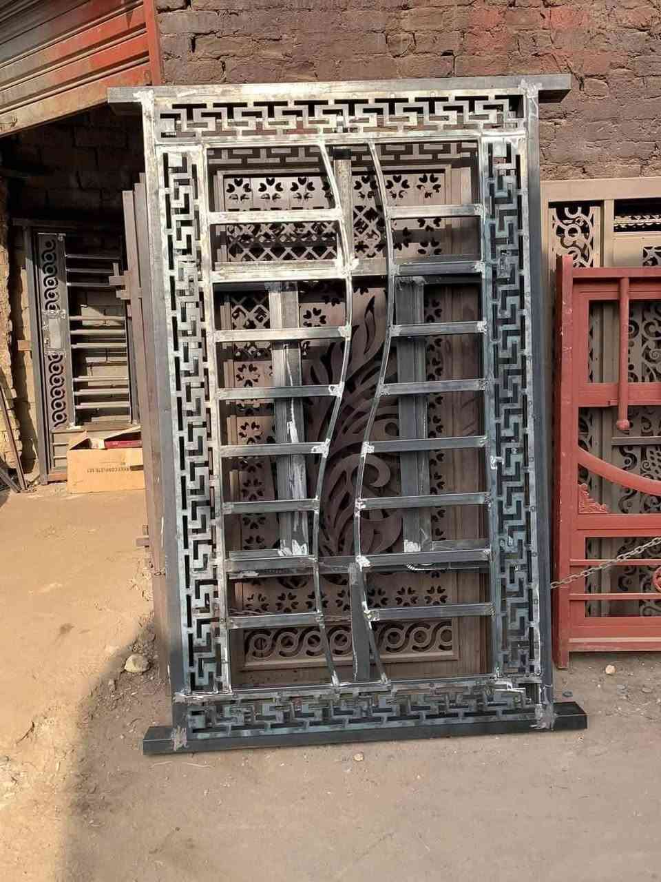 عمل ابواب وشبابيك درجه اولى نوع الحديد مليم ونص اطار الشباك جنل  ثلاثه انج 4 مليم  سعر المتر 65 المكان حله وتساب***********
