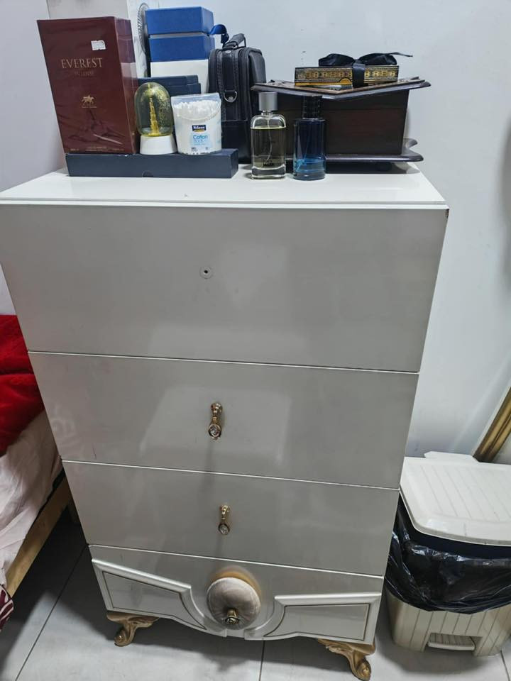 السلام عليكم 
من رخصة الادمن 
غرفة تركية نوعية ثقيل جدا للبيع 
السعر ٥٠٠ الف وبيها مجال 
تواصل واتساب رسائل فقط
***********
