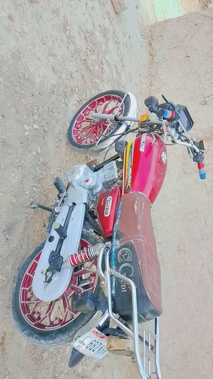 سلام عليكم دراجه سيفان للبيع. دراجه نضيفه وماعايزه شي  ،،،، الاتصال  الرقم.   ***********. ،، المكان الرميثه ،،السعر ،،750  وبيه مجال،،
