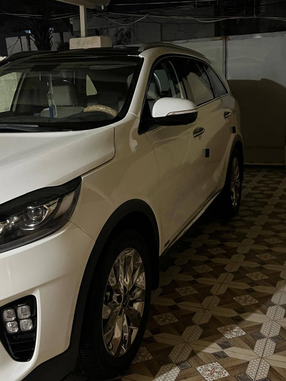 سلام عليكم للبيع كيا سورنتو 2020رقم بغداد مكفوله كفاله عامه ضمان شركه الدوليه فول مواصفات 1/1
ماشيه 62
المواصفات 
بانوراما 
بصمه 
سبعه راكب 
محرك سته سلندر 
شاشه كبيره 
5 كامرات دواره 
مانع الانزلاق
مري شفط 
دفع رباعي 
اربع انضمه قياده 
صندوق كهربائي
كشنات تدفئه + تبريد+كهرباء 
ثلاث قطع تبريد 
بردات خلفيه 
السعر 288 وبيه مجال بسيط 
المكان ديالى بعقوبه 
الرقم ***********
