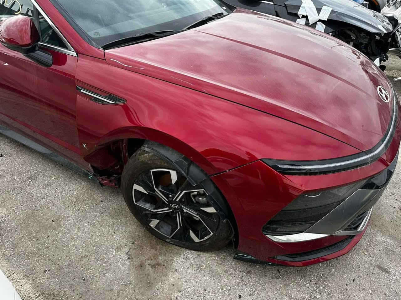 سوناتا 2025 نص فول
ماشية 4 الف يعني زيرو 
 السيارة كلين بدون صبغ بدون تبديل بدون ايرباك
فقط بارد الجاملغ الأيمن بسيط
مواصفات  sel 
شاشه متصله 
كامره دواره
تبريد لمس 
اوتو هولد  هندبريك بصمه 
ثلاثه انظمه قياده 
كشن كهرباء 
لد امامي وخلفي 
كشن تدفئه
بصمه ابواب وبصمه تشغيل 
تشغيل عن بعد 
مكينه 2500بانزين
كير  8نمر
ويل 17
تحديد مسار 
رادارات امامي وجانبي
بعد بيها مواصفات
السياره دخول جديد
مكان السياره بغداد الغزاليه 
منفيست باسمي
 للاستفسار***********
