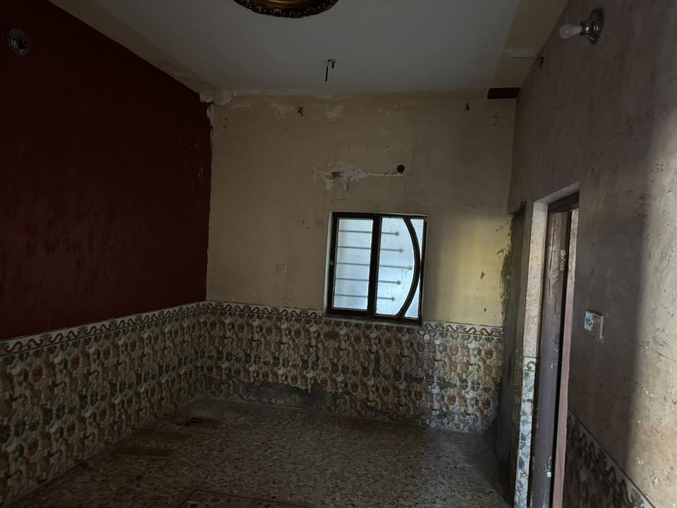 مشتمل 50 متر للايجار
يحتوي على غرفه و استقبال و مطبخ و ملحقات 
عنوان جكوك الاساتذه مجمع الكرفانات 
***********
