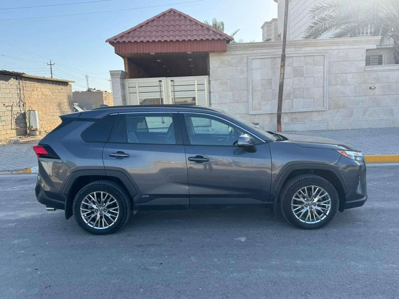 TOYOTA RAV4  HYBRID XLE 2023
تويوتا  راف فور  هايبرد XLE 
المسافة المقطوعه 113650mi
اللون فيراني  
المحرك 2500cc
الموديل 2023
مرقم بغداد 
 

                  ======= الاضافات👇👇 ======

فتحة كرستال ثلاث حركات 
شاشة كبيره انفكيشن. 
دفع رباعي 4x4.
رادار امامي 
 مانع تصادم
تصحيح مسار
مانع انزلاق
تحديد مسرب .
نقطة عمياء .
مثبت سرعة
هاند بريك كهربائي 
كاميرا خلفيه
كراسي جلد 
كراسي كهرباء 
كراسي ذاكره
طارة مدفية .
كراسي مدفية
بصمه أبواب
بصمه تشغيل
تحكم ستيران
شاحن وايرلس 
ويل 19 .
اضويه اماميه زنون LED
كشافات ضبابي LED 
اضويه خلفيه LED
حساسات خلفيه 
باب خلفي كهرباء
نظام GPS+ خرائط 
3 انظمة قياده Sport /ECO / Normal
كندشن مركزي امامي + خلفي 
بلوتوث 
مدخل AUX + USB

🚗🚗حادث السياره  كما موضح في الصور صبغ باب امامي يمين او جزء من جاملغ  🚗🚗

للتواصل : ***********
