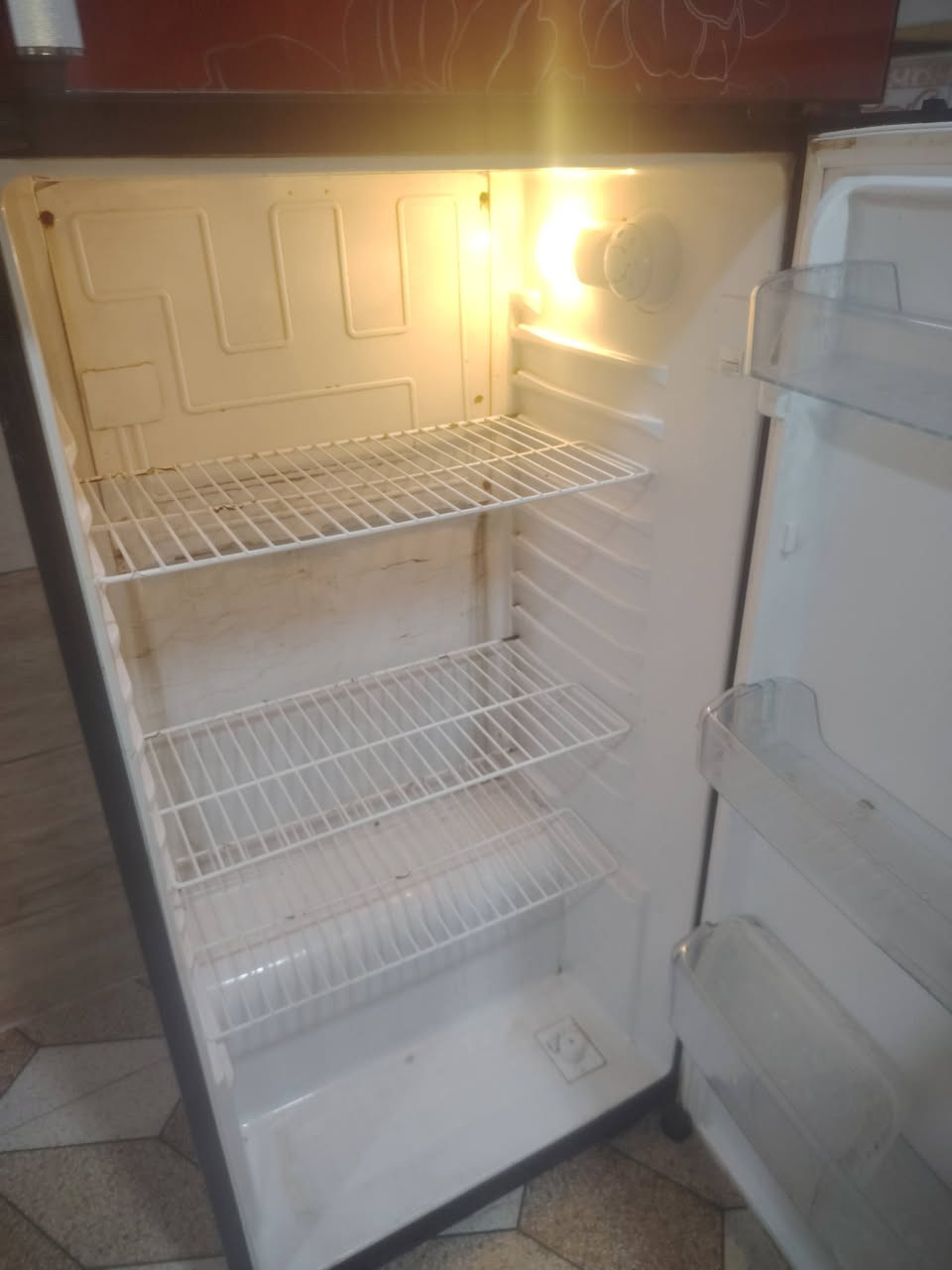 سلام عليكم ثلاجه للبيع كلش، نظيفه والفريز ثلج مكاني الزعفرانيه السعر 250    ***********

