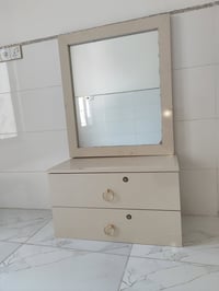 ميز تواليت • معلق