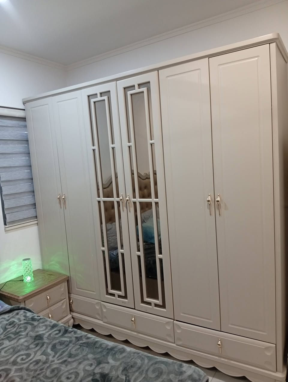 غرفه نوم نظيفه كلش وسعرهه اتساهل بي  للبيع مستعجل 
مكونه من ٨ قطع ونضافتهه تكدرون تشوفوهه بالصور والفديوهات واذا تحبون تجون تشوفوهه هم حاضر  
بلمناسبه وزنهه ثكيل مو سوكية وخفيفه 
متكونه من :
السرير مخزن هايدروليك 
الكنتور ٣ خانات كل خانه بابين + مجرات من ضمن الكنتور 
شازلونه مخزن 
ميز تواليت 
جرارات ملحقات السرير عدد ٢ 
زاويه قلابه مرايه الوجه والضهر تخزين 
جرارات كبيره 
ملاحظه ( الدوشك من ضمن الغرفة ابيعه )
للاستفسار راسلوني واتساب *********** 
مكاني  بغداد زيونه قرب دار الازياء
