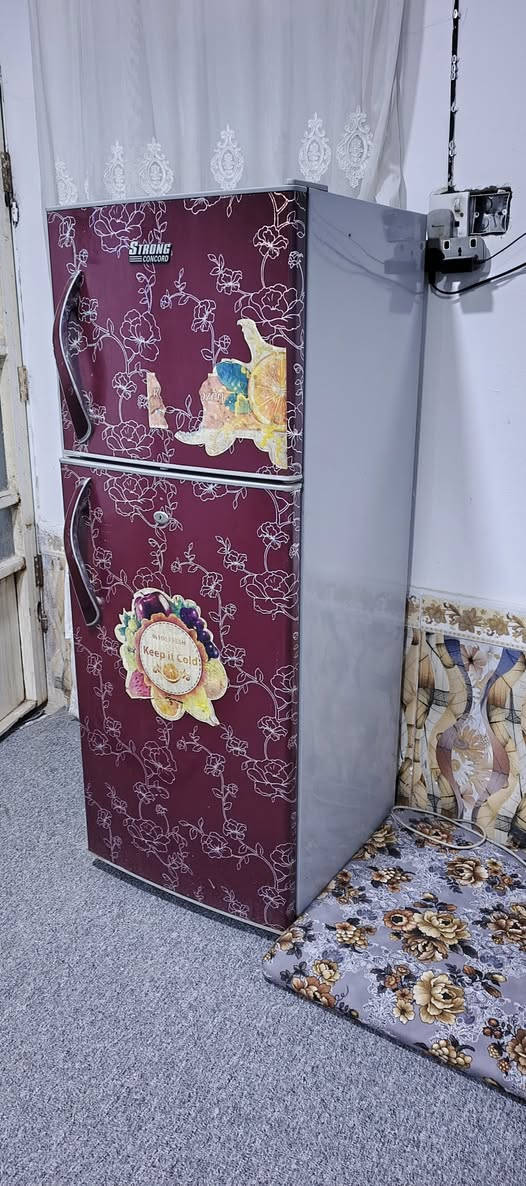 السلام عليكم
ثلاجة نوع سترونك باب اول نظافة 80٪ بروده وتجميد 
حجم 10قدم طول 150سم  للبيع  السعر  150 الف  وبيها مجال للتواصل *********** واتساب العنوان سايدين لمطار
