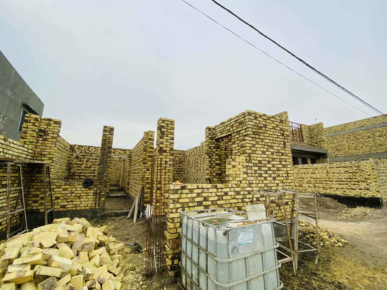 السلام عليكم يتوفر كادر بناء طابوق شغل درجة اولى استلام هندسي ..
مستعدون للعمل في البنايات والمجمعات والمنازل .. للطلب مراسلة الحساب او الاتصال على
***********
