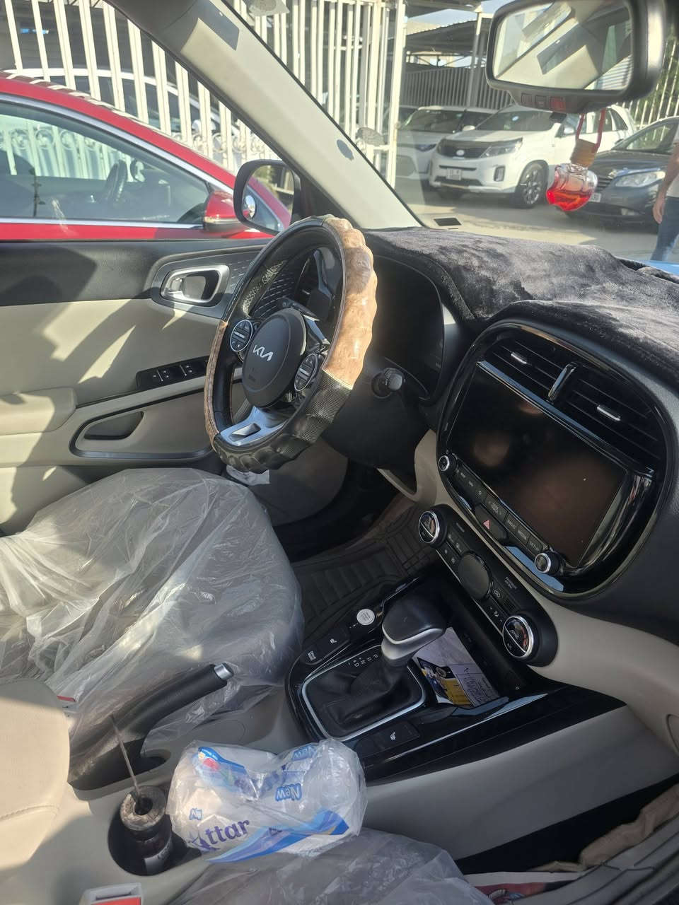 السلام عليكم..كيا صول..موديل ٢٣.رقم بغداد..باسمي.تحويل مباشر..فول مواصفات..السياره دايموند..بصمه تشغيل عن بعد..فتحه.فول رادارات..السياره بدون ايرباك..كشن السائق كهرباء..تدفئه كشنات..وبعد هواي مواصفات..مكان السياره ديالى..بعقوبه الجديده..مبايل ***********..بيع فقط بدون مراوس..
