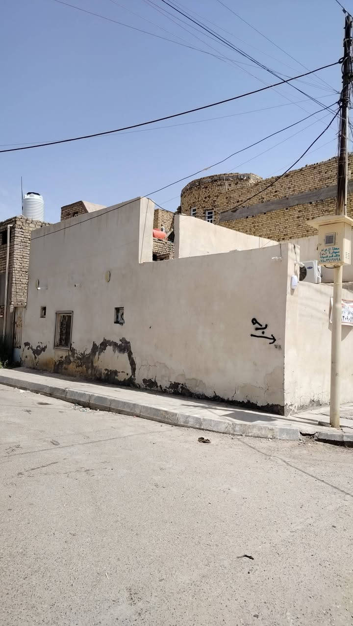سلام عليكم بيت 100متر 10في 10طابو صرف
العنوان الاسكان الصناعي الفرع الي وره بانزين خانه ركن على شارعين قريب شارع العام سوق الشيوخ

يحتوي على غرفتين وصاله ومطبخ داخلي واستقبال خارجي للعلم البناء قديم للاستفسار ***********///***********
