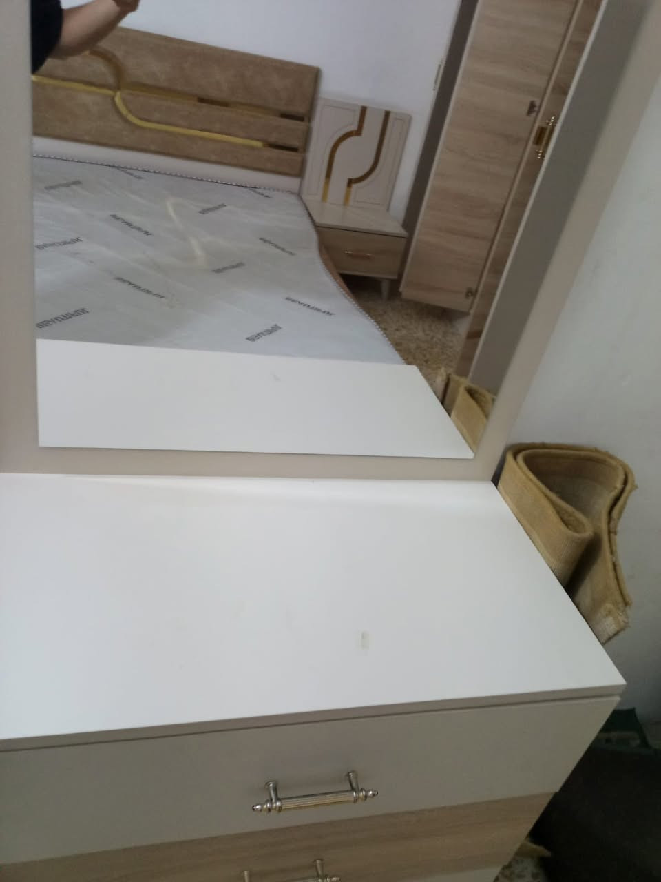 السلام عليكم غرفه  نوم مع دوشك للبيع ممستخدمه اهوايه صارلي شهر من اخذتها عنوان الشعب  ***********
