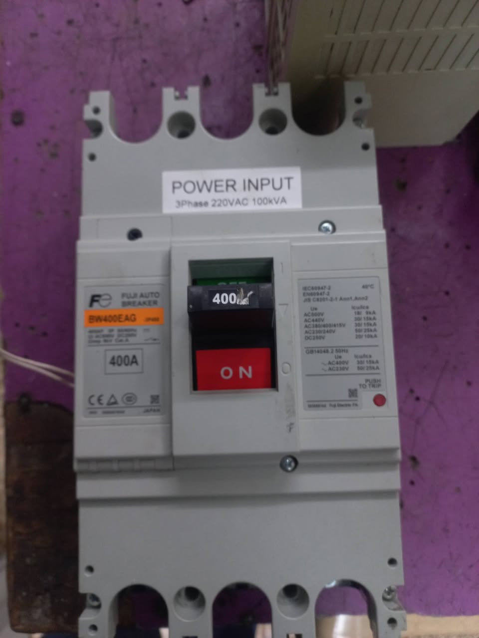 قواطع كهربائيه للبيع اصليه عدد 20 قاطع فوجي ياباني 400 امبير ترب 220 v 
*********** بغداد
