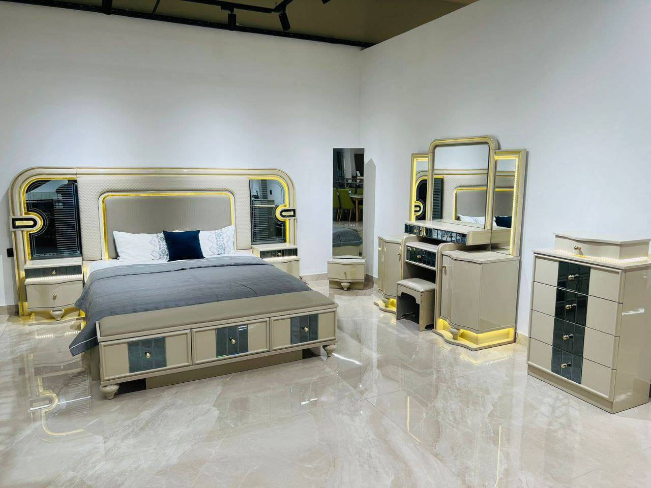 اسم الموديل :  * دوني   *
سعر الشراء   : مليونين و 650 الف
سعر البيع:  مليون وسبعمية وخمسين.1750 

مدة الاستخدام:  3 اشهر فقط 
المواصفات  :  10 قطع
ضهر بلوك
سرير مخزن
شازلون مخزن 
السرير مع الكومديات 
برغي وچوي حديد
كنتور 
نظام المرايا ليد 

كوالتي عالي جداً
للاستفسار اتصال ع الرقم ***********
