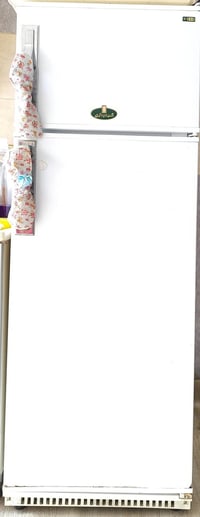 ثلاجة كريازي 12 قدم ماداخله تصليح ابد سعرها 100 وبيها مجال  0772524642...