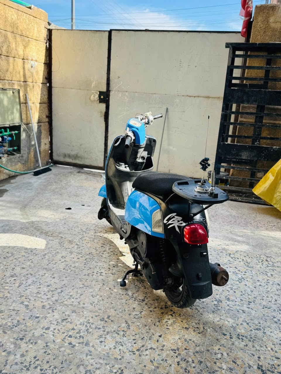 دراجه نضيفه وما مفتوحه فقط كفراتها تجاريه بيها عدسه سعرها ١٠٠ وبيها مضخم ب٥٠ 
*********** البصرة, العراق
